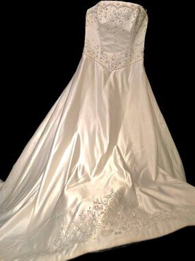 ACCLAIMED sought after Demetrios Wedding Gown!